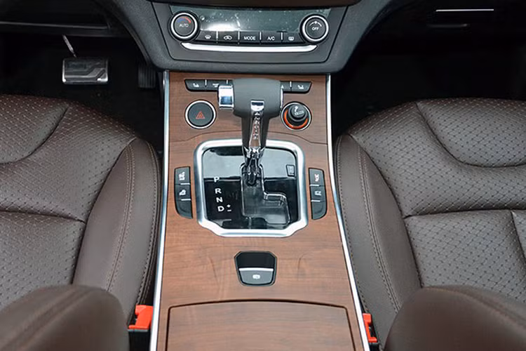 Ngoài việc bổ sung thêm phiên bản động cơ 1.5L mới, mẫu SUV X7 phiên bản mới này cũng sẽ vẫn duy trì thêm cả phiên bản sử dụng động cơ 2.0L của hãng Mitsubishi với sức mạnh 190 mã lực và mô men xoắn cực đại 250 Nm. Xe cũng đã được công bố mức giá khởi điểm từ 100.000 NDT (khoảng 330 triệu đồng) tại thị trường Trung Quốc.