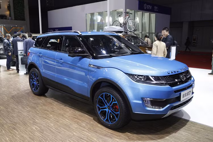 Mẫu SUV hạng sang Range Rover Evoque nhái gây nhiều tranh cãi tại Trung Quốc là Landwind X7 đã chính thức công bố phiên bản nâng cấp đầu tiên kể từ khi được ra mắt. Từ năm 2015, mẫu xe ôtô Landwind X7 đã bị hãng xe sang Land Rover tố cáo nhái kiểu dáng của mẫu Evoque. Tuy nhiên đến nay cuộc chiến pháp lý vẫn chưa được ngã ngũ.