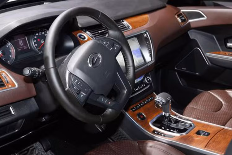 Ngay cả các chi tiết bên trong của mẫu xe sang có mức giá "siêu rẻ" này cũng cố làm giống xe sang, nhưng độ hoàn thiện thì chỉ ở mức độ hạng trung. Nếu chỉ nhìn qua mà không "săm soi" thật kỹ, bạn sẽ khó có thể nhận biết được giữa Landwind X7 và Range Rover Evoque.