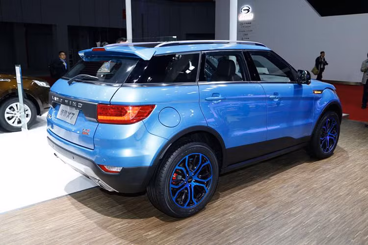 Đằng sau xuất hiện phần đuôi xe hoàn toàn mới với cụm đèn hậu và cản va đều khác biệt. Nối giữa cụm đèn hậu là một thanh crôm thanh mảnh. Thậm chí, thanh crôm này còn chạy hẳn vào bên trong cụm đèn hậu. So với phiên bản cũ, thiết kế cụm đèn hậu của của mẫu xe ôtô Landwind X7 phiên bản nâng cấp này trông đẹp mắt hơn.