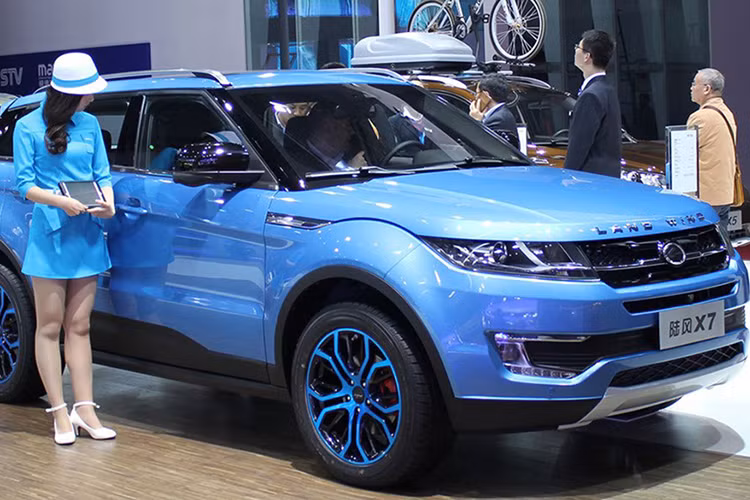 Theo đại diện của hãng xe Trung Quốc, Landwind X7 là mẫu xe thành công nhất của thương hiệu này kể từ khi được giới thiệu vào năm 2015. Qua hình ảnh, có thể thấy Range Rover Evoque "nhái" được thiết kế khá giống với mẫu xe "xịn" nhà Land Rover nếu ko nhìn vào logo.
