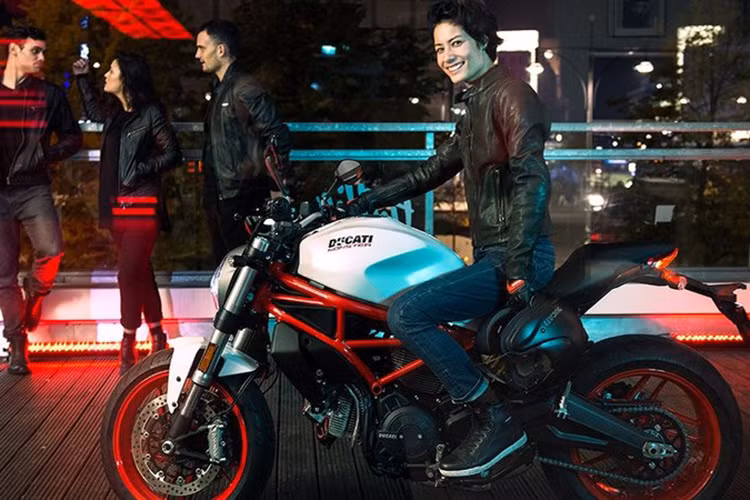 Tại triển lãm Bangkok International Motor Show 2017 - Ducati tại Thái Lan đã công bố giá bán chính thức mẫu naked-bike tầm trung Ducati Monster 797 2017 với giá từ 399.900 Baht (tương đương 264 triệu đồng) cho phiên bản màu đỏ và 409.900 Baht (khoảng 270 triệu đồng) dành cho 2 phiên bản màu trắng và đen. 