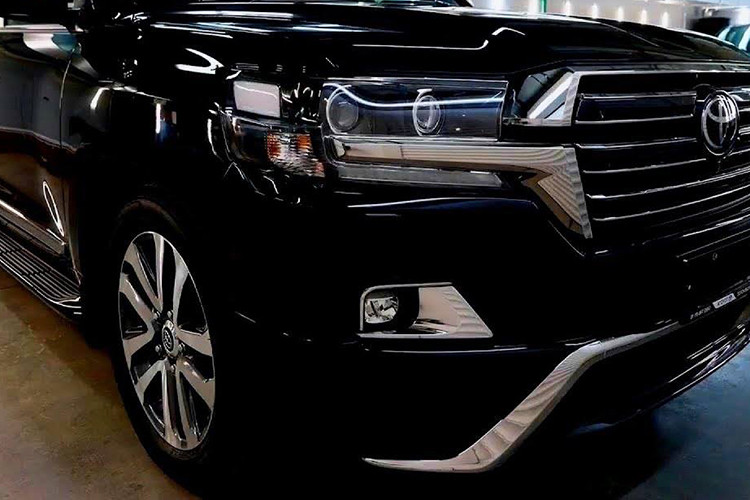 Phiên bản 2019 này vẫn được hãng xe ôtô Toyota sử dụng hệ thống khung gầm body-on-frame (thân đặt trên khung rời, phân biệt với loại khung xe nguyên khối monocoque với thân gầm sát xi rời). Ngoài ra, cụm đèn LED phía sau cũng cập nhật đồ họa mới, cá tính hơn so với trước đây.