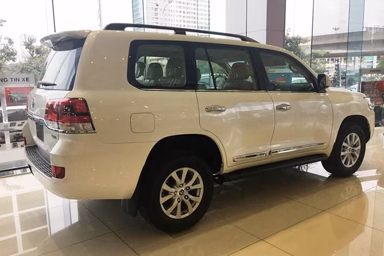 Đối với dòng Toyota Land Cruiser, Toyota tại Việt Nam chỉ treo phiên bản Prado VX với giá 2,34 tỷ đồng. Giá cũ của Land Cruiser VX là 3,65 tỷ, thấp hơn gần 350 triệu đồng so với giá xe mà đại lý đang thông báo.