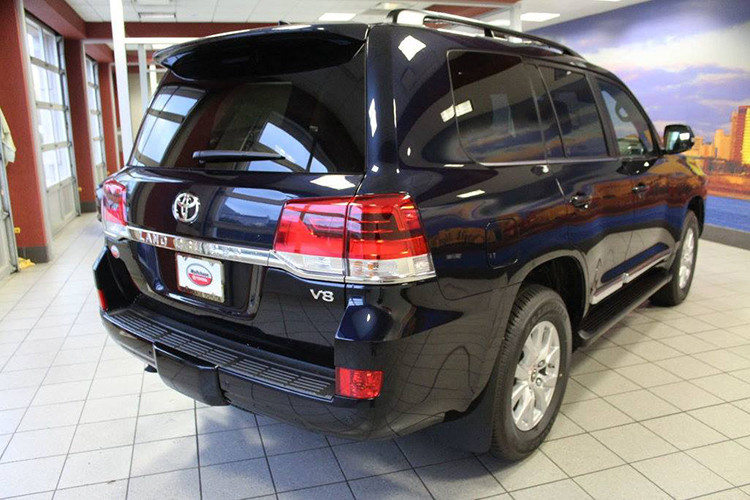 Về thiết kế xe vẫn giữ đường nét từ 2015. Tại thị trường Mỹ cũng tương tự, mẫu xe Land Cruiser ra mắt mới nhất cũng không có sự thay đổi nào ở kiểu dáng bên ngoài.Xe được trang bị đèn chiếu sáng LED với projector kép, điều chỉnh góc chiếu tự động và tích hợp chức năng rửa đèn.