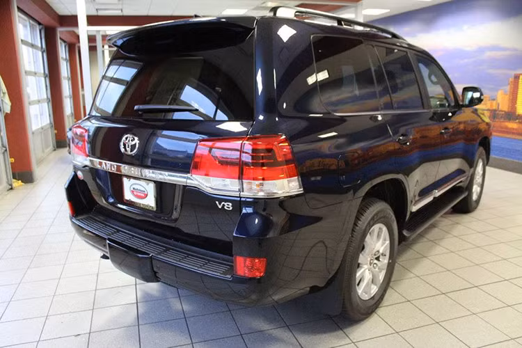 Về thiết kế xe vẫn giữ đường nét từ 2015. Tại thị trường Mỹ cũng tương tự, mẫu xe Land Cruiser ra mắt mới nhất cũng không có sự thay đổi nào ở kiểu dáng bên ngoài.Xe được trang bị đèn chiếu sáng LED với projector kép, điều chỉnh góc chiếu tự động và tích hợp chức năng rửa đèn.