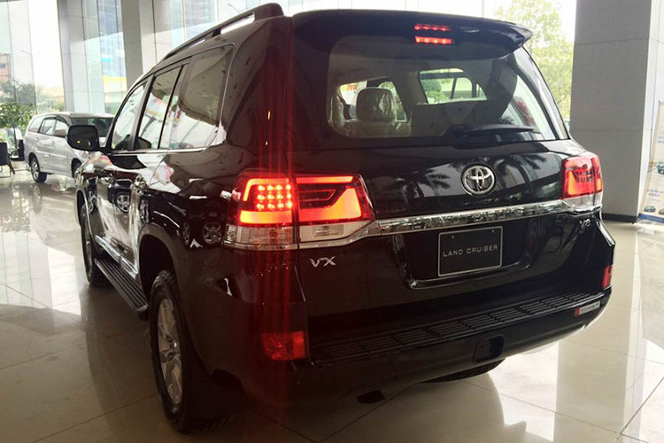 Đuôi xe với thanh trang trí mạ chrome kéo dài hết chiều ngang cùng dòng tên xe cũng là những điểm mới để phân biệt với những đời trước, logo XV và V8 vẫn xuất hiện phía sau. Vành xe của bản nhập chính hãng là loại 5 chấu kép, kích thước 18 inch, kết hợp lốp 285/60R18.