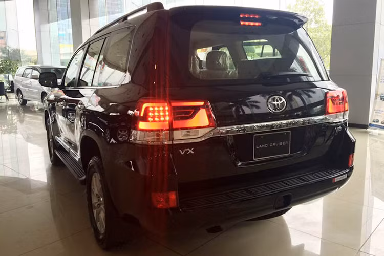 Đuôi xe với thanh trang trí mạ chrome kéo dài hết chiều ngang cùng dòng tên xe cũng là những điểm mới để phân biệt với những đời trước, logo XV và V8 vẫn xuất hiện phía sau. Vành xe của bản nhập chính hãng là loại 5 chấu kép, kích thước 18 inch, kết hợp lốp 285/60R18.