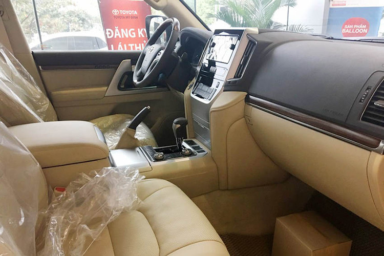 Nội thất xe vẫn theo thiết kế truyền thống của Land Cruiser tồn tại theo năm tháng. Một số tính năng nổi bật trong xe có ghế lái chỉnh điện 10 hướng, nhớ 3 vị trí; ghế phụ chỉnh điện 8 hướng; ghế tích hợp sưởi; bố trí 8 chỗ ngồi; điều hòa tự động 4 vùng độc lập. Âm thanh JBL cao cấp không có mặt trên mẫu xe nhập chính hãng.