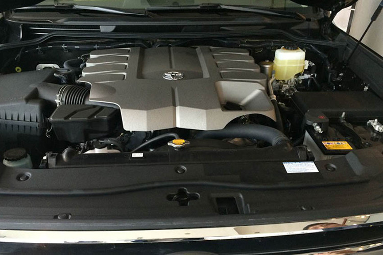 Mẫu Toyota Land Cruiser VX 2019 bán chính hãng tại Việt Nam sử dụng động cơ V8 dung tích 4,6 lít, cho công suất 304 mã lực và mô-men xoắn 439 Nm. Hộp số tự động 6 cấp. Ở các doanh nghiệp nhập khẩu tư nhân, Land Cruiser còn có tùy chọn động cơ V8 dung tích 5,7 lít giống Lexus LX570, cho công suất tới 381 mã lực.