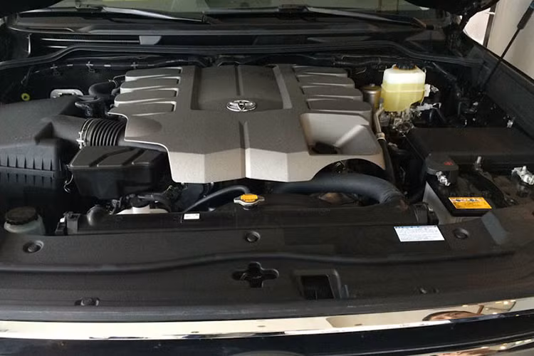 Mẫu Toyota Land Cruiser VX 2019 bán chính hãng tại Việt Nam sử dụng động cơ V8 dung tích 4,6 lít, cho công suất 304 mã lực và mô-men xoắn 439 Nm. Hộp số tự động 6 cấp. Ở các doanh nghiệp nhập khẩu tư nhân, Land Cruiser còn có tùy chọn động cơ V8 dung tích 5,7 lít giống Lexus LX570, cho công suất tới 381 mã lực.