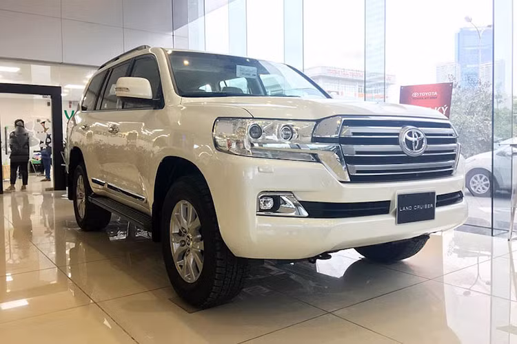 Giá xe Toyota Land Cruiser VX 2019 được phía đại lý thông báo là 3,983 tỉ đồng. Riêng xe màu trắng ngọc trai mới có giá 3,991 tỉ đồng. Xe vẫn được nhập từ Nhật như trước đây. Hiện tại, mẫu xe này đã được mở đặt cọc tại đại lý và chờ bàn giao cho các khách hàng trong tời gian sắp tới