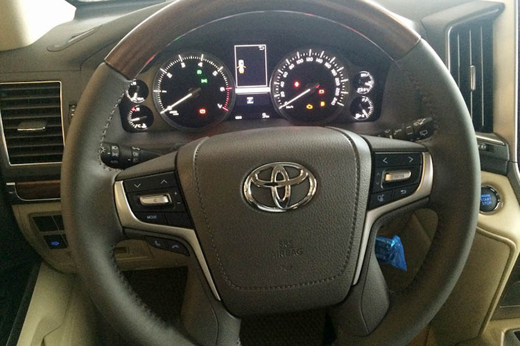 Xe sở hữu bảng điều khiển trung tâm với các nút bấm và hiển thị theo nhóm các chức năng, màn hình LCD màu TFT được trang bị ở ngay trung tâm nhưng cao hơn bản cũ. Vô lăng thể thao đa dạng với các nút bấm tiện ích được trang bị. Màn hình LCD cũng đa dụng với đủ các chức năng đa phương tiện mới nhất hiện nay...