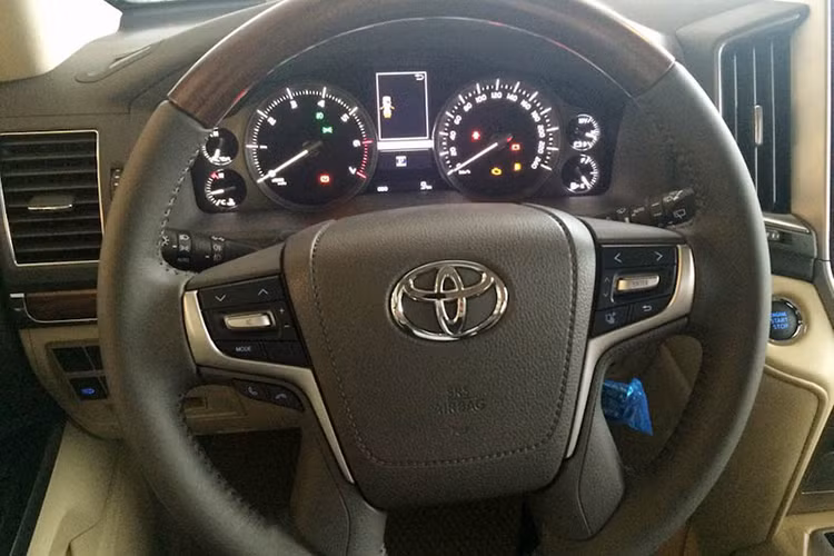 Xe sở hữu bảng điều khiển trung tâm với các nút bấm và hiển thị theo nhóm các chức năng, màn hình LCD màu TFT được trang bị ở ngay trung tâm nhưng cao hơn bản cũ. Vô lăng thể thao đa dạng với các nút bấm tiện ích được trang bị. Màn hình LCD cũng đa dụng với đủ các chức năng đa phương tiện mới nhất hiện nay...