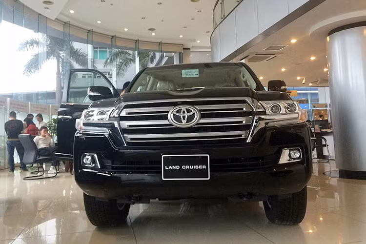 Phiên bản nhập khẩu của mẫu xe Toyota Land Cruiser 2019 chính hãng trong bài viết này được nhập về từ thị trường Nhật Bản, xe không có thay đổi đáng kể về trang bị. Trong khi đó, Toyota Việt Nam (TMV) đã gỡ mẫu Land Cruiser VX ra khỏi danh mục sản phẩm trên trang chủ.