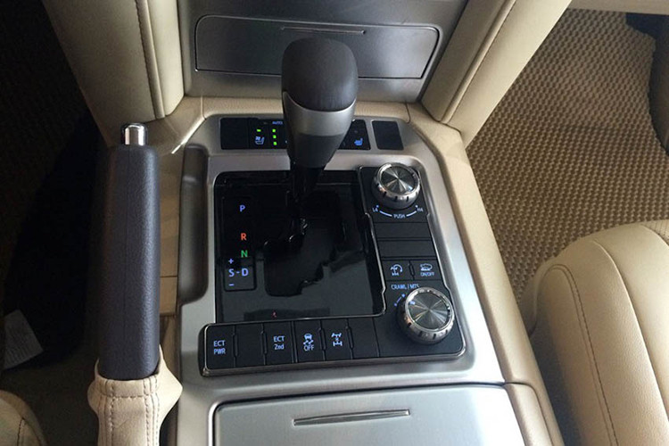 Trang bị an toàn của xe có hỗ trợ phanh (ABS, EBD, BA), cân bằng điện tử, kiểm soát lực kéo, hỗ trợ khởi hành ngang dốc/đổ đèo và 10 túi khí. Tại thị trường Việt Nam, Toyota Land Cruiser được xem là ông vua về khả năng vượt địa hình khó và luôn sở hữu mức giá "chát".