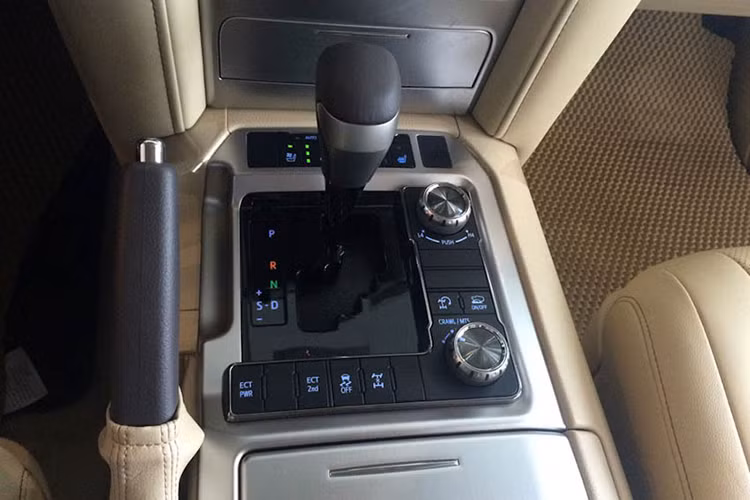 Trang bị an toàn của xe có hỗ trợ phanh (ABS, EBD, BA), cân bằng điện tử, kiểm soát lực kéo, hỗ trợ khởi hành ngang dốc/đổ đèo và 10 túi khí. Tại thị trường Việt Nam, Toyota Land Cruiser được xem là ông vua về khả năng vượt địa hình khó và luôn sở hữu mức giá "chát".