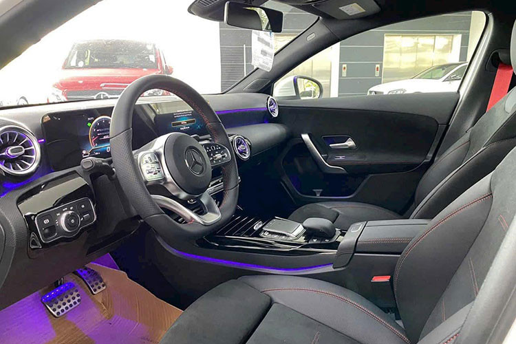 Về nội thất, A35 được trang bị màn hình kép hiện đại, kết hợp giữa cụm đồng hồ kỹ thuật số 7 inch và màn hình trung tâm cảm ứng 10,25 inch. Nội thất bọc da Artico kết hợp Dinamica tạo cảm giác thể thao, đi kèm vô-lăng AMG đặc trưng. 