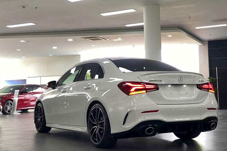 Trong khi đó, Honda Civic Type R cùng phân khúc lại có mức giá ngược chiều, tăng từ 2,399 tỷ lên 2,999 tỷ đồng, gần gấp đôi giá A35. Mercedes-AMG A35 lần đầu “cập bến” Việt Nam vào tháng 5/2020 với giá khởi điểm 2,249 tỷ đồng. 