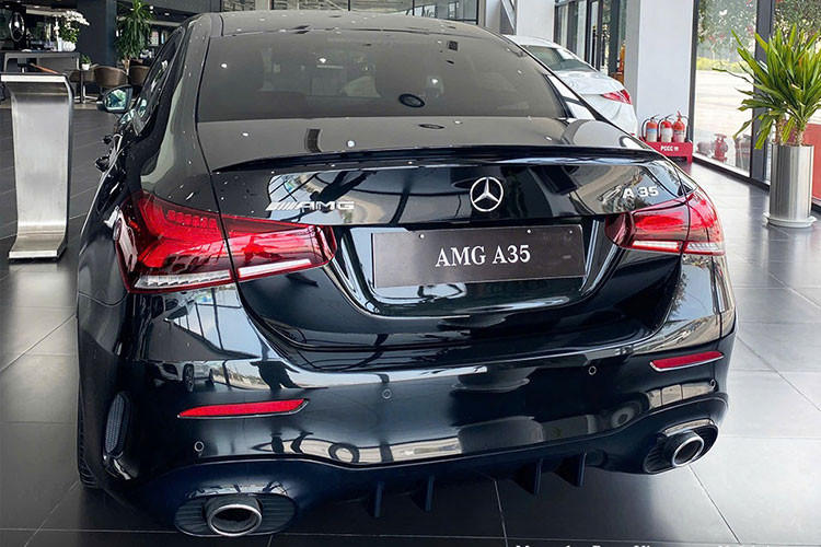 Sở hữu khối động cơ 2.0L tăng áp, Mercedes-AMG A35 có thể tăng tốc từ 0-100 km/h chỉ trong 4,8 giây, mang lại trải nghiệm lái đầy phấn khích.