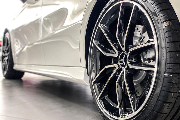 Mercedes-AMG A35 cũng là mẫu xe duy nhất thuộc dòng A-Class đang được phân phối chính hãng tại Việt Nam, không còn phiên bản tiêu chuẩn. Ngoại hình của AMG A35 mang phong cách thể thao đặc trưng với gói thiết kế AMG, bộ mâm 19 inch 5 chấu kép, hệ thống phanh hiệu suất cao và cánh gió nhỏ trên nắp cốp.