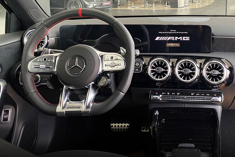 Cung cấp sức mạnh cho Mercedes-AMG A35 là động cơ 2.0L tăng áp, sản sinh công suất 306 mã lực và mô-men xoắn cực đại 400 Nm, kết hợp hộp số ly hợp kép 7 cấp và hệ dẫn động 4 bánh 4MATIC.