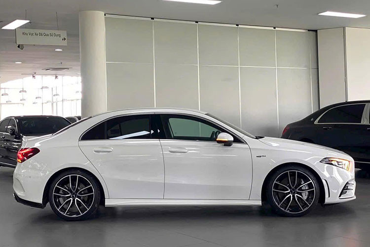 Tuy nhiên, mức giảm giá Mercedes-AMG A35 được Mercedes-Benz Việt Nam ưu đãi tại các đại lý trên chỉ áp dụng với những xe sản xuất năm 2022, nên số lượng và màu sắc xe khá hạn chế. Một số đại lý hiện chỉ còn màu đỏ, đen hoặc trắng.