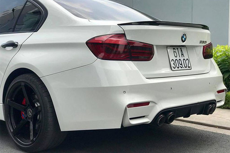 BMW 330i từng được phân phối chính hãng từ nhà phân phối Euro Auto Việt Nam vào năm 2015. Tuy nhiện sau những sự việc liên quan đến vấn đề thuế, hiện thương hiệu này đã được bàn giao cho Thaco Trường Hải.
