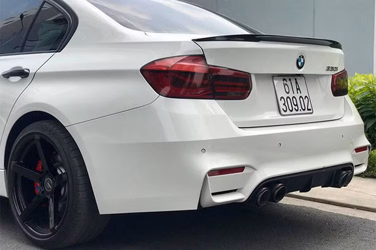 BMW 330i từng được phân phối chính hãng từ nhà phân phối Euro Auto Việt Nam vào năm 2015. Tuy nhiện sau những sự việc liên quan đến vấn đề thuế, hiện thương hiệu này đã được bàn giao cho Thaco Trường Hải.