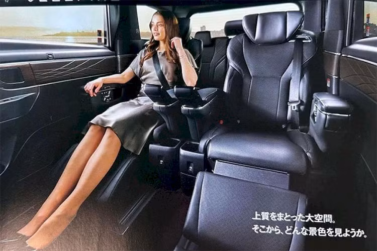 Màn hình trên Alphard 2024 cũng được nâng cấp về kích thước so với phiên bản tiền nhiệm. Cụ thể, ở phía sau vô lăng là bảng đồng hồ kỹ thuật số 12,3 inch, trong khi ở vị trí chính giữa mặt taplo là màn hình cảm ứng trung tâm 14 inch. Bên cạnh đó, xe còn được trang bị gương chiếu hậu kỹ thuật số, hệ thống âm thanh vòm JBL 15 loa, màn hình hiển thị thông tin kính lái HUD, màn hình giải trí dành cho hành khách phía sau và hệ thống đèn viền nội thất.