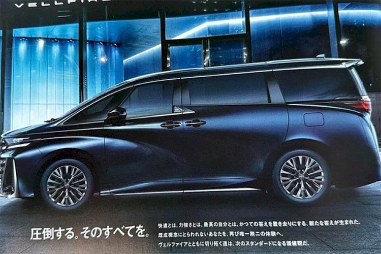 Khu vực phía sau của Toyota Alphard 2024 nổi bật với cụm đèn hậu nằm ngang dùng công nghệ OLED mới. Đèn hậu 2 bên được nối với nhau bằng nẹp màu đen bóng ở giữa tích hợp dòng chữ nổi "Alphard" và logo Toyota khổ lớn chạy giữa thay vì dòng chữ cỡ nhỏ đặt góc trái như trước.