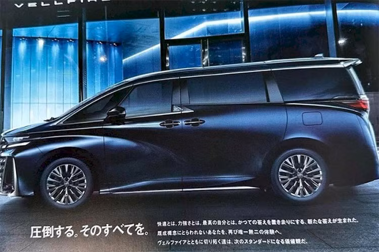 Khu vực phía sau của Toyota Alphard 2024 nổi bật với cụm đèn hậu nằm ngang dùng công nghệ OLED mới. Đèn hậu 2 bên được nối với nhau bằng nẹp màu đen bóng ở giữa tích hợp dòng chữ nổi "Alphard" và logo Toyota khổ lớn chạy giữa thay vì dòng chữ cỡ nhỏ đặt góc trái như trước.