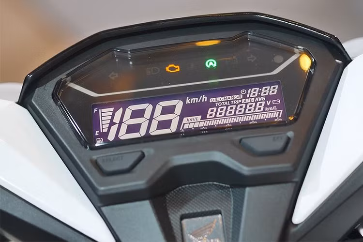 Vario 2018 sở hữu bảng đồng hồ mới với màn hình full LCD đơn sắc với giao diện nền xanh chữ trắng hiện đại, đồng hồ này còn báo cả mức tiêu thụ trung bình, cũng như thời điểm thay dầu. Giống các dòng xe tay ga khác, Vario mới cũng được trang bị hệ thống dừng-khởi động Idling Stop và khóa thông minh Smartkey.