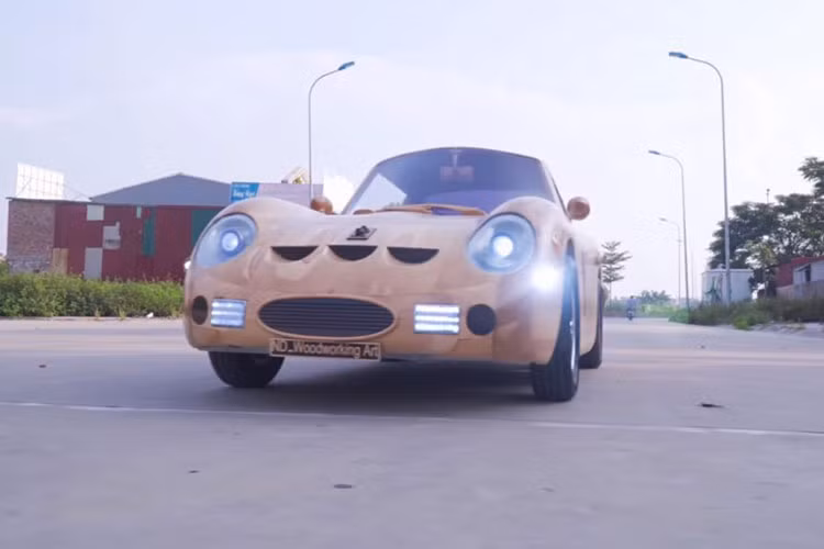 Nói thêm về Ferrari 250 GTO hàng hiếm "xin", đây là siêu xe được sản xuất từ năm 1962 - 1964 với đúng 36 chiếc xuất xưởng. "Trái tim" của Ferrari 250 GTO là khối động cơ xăng V12, SOHC, dung tích 3.0L với công suất tối đa 296 mã lực tại tua máy 7.500 vòng/phút và mô-men xoắn cực đại 294 Nm tại tua máy 5.500 vòng/phút. Động cơ kết hợp với hộp số sàn 5 cấp. 