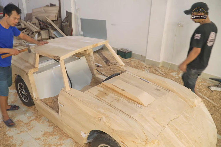 Toàn bộ quá trình chế tạo chiếc Ferrari 250 GTO trên mất 70 ngày, bao gồm việc hàn khung thép, dựng thân bằng gỗ, tạo đường cong, rồi lắp các bộ phận như ghế ngồi, vô lăng, cần số… Thân xe được đục đẽo khá công phu, với đầy đủ các hốc gió. Hệ thống đèn dùng bóng LED.