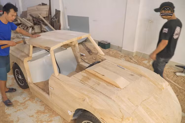 Toàn bộ quá trình chế tạo chiếc Ferrari 250 GTO trên mất 70 ngày, bao gồm việc hàn khung thép, dựng thân bằng gỗ, tạo đường cong, rồi lắp các bộ phận như ghế ngồi, vô lăng, cần số… Thân xe được đục đẽo khá công phu, với đầy đủ các hốc gió. Hệ thống đèn dùng bóng LED.