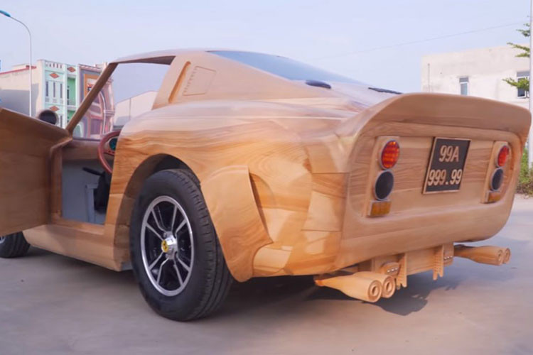 Xe được lắp một mô-tơ điện, có thể lăn bánh như những chiếc ôtô điện của trẻ con. Clip cho thấy chiếc xe đã lăn bánh trên đường cùng các phương tiện giao thông khác và đây có lẽ là điểm duy nhất mà nhóm tác giả cần lưu ý, bởi việc lái xe tự chế ra đường như vậy là phạm luật.