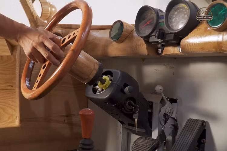 Điểm khác biệt của chiếc siêu xe Ferrari 250 GTO bằng gỗ này là được lắp bánh cao su, thay vì dùng bánh bằng gỗ như ở các mẫu trước. Việc này giúp xe chạy êm hơn, cũng bền hơn khi di chuyển nhiều.