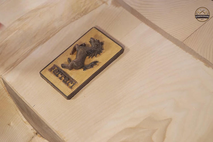 Thân xe được đục đẽo khá công phu, với đầy đủ các hốc gió. Hệ thống đèn dùng bóng LED, logo thương hiệu "ngựa chồm" của hãng siêu xe Ferrari cũng được thiết kế thủ công bằng gỗ khá đẹp mắt.