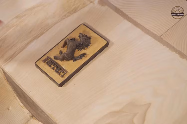 Thân xe được đục đẽo khá công phu, với đầy đủ các hốc gió. Hệ thống đèn dùng bóng LED, logo thương hiệu "ngựa chồm" của hãng siêu xe Ferrari cũng được thiết kế thủ công bằng gỗ khá đẹp mắt.