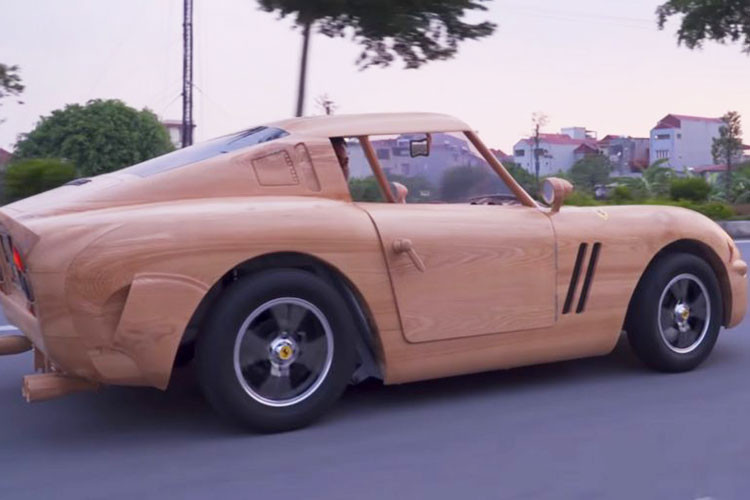 Hiện nay, Mercedes-Benz không còn phân phối GLA phiên bản mới tại Việt Nam. Trong khi đó, Mercedes-Benz GLA đời cũ có giá dao động từ 800 triệu đến hơn 1 tỷ đồng tại Việt Nam.