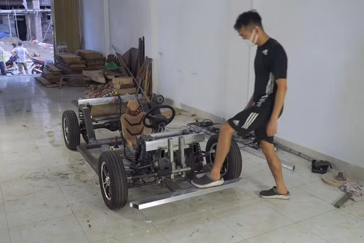 Ngoài ra, chiếc Ferrari GTO 250 bằng gỗ này cũng được trang bị hệ thống treo và hệ thống lái có thể hoạt động đúng nghĩa.