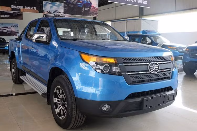 Về các tính năng an toàn và tiện ích, FAW Hongta T340 mới có hệ thống chống bó cứng phanh ABS, cảm biến đỗ xe phía sau, khóa cửa trung tâm, vô lăng đa chức năng, máy tính hành trình, màn hình thông tin giải trí cỡ 6 inch, cửa sổ tự động, gương chiếu hậu chỉnh điện và hơn thế nữa.