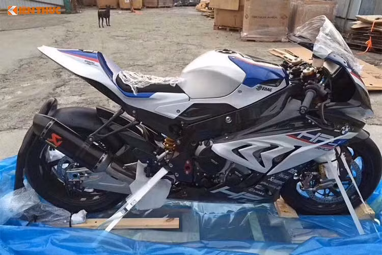 Siêu môtô BMW HP4 Race 2018 được coi là một siêu môtô đua tại giải WSBK (World Superbike Championship) nhưng được bán ra rộng rãi cho những người chơi xe tự do. Mẫu xe này được cho là đã về Việt Nam vào cuối năm 2017 vừa qua, nhưng chưa được công bố chính thức.