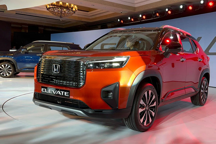 Được phát triển dựa trên cơ sở gầm bệ Global Small Car tương tự Honda City, Elevate sở hữu chiều dài 4.312 mm, chiều rộng 1.790 mm, chiều cao 1.650 mm và chiều dài cơ sở 2.650 mm. Như vậy, mẫu xe này có kích thước lớn hơn Honda HR-V đang bán ở Việt Nam cũng như 2 đối thủ cùng phân khúc là Hyundai Creta và Kia Seltos. 