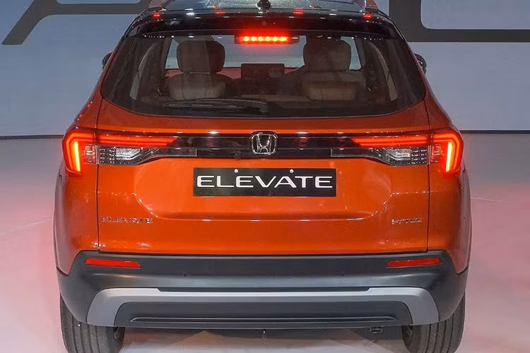 Thân xe Honda Elevate trang bị hốc bánh phồng lên và đi kèm nẹp màu đen theo phong cách thường thấy của xe thể thao đa dụng. Nằm bên trong hốc bánh này là bộ vành hợp kim 17 inch với thiết kế tương tự Honda City 2023. Cột C của xe được thiết kế dày dặn trong khi nóc có thể sơn màu đen tương phản với thân xe và đi kèm baga nóc màu bạc. 
