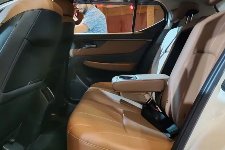 Các trang bị khác gồm; sạc không dây, ghế ngồi có thông gió, bọc vải cao cấp, hệ thống đèn viền nội thất, điều hòa tự động, vô lăng và cần số bọc da.Đáng tiếc, xe vẫn dùng phanh tay chỉnh cơ truyền thống thay vì phanh tay điện tử. Khoang hành lý của mẫu SUV cỡ B này có thể tích 458 lít, được khẳng định là lớn nhất phân khúc.