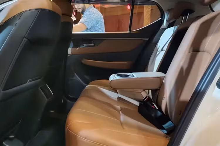 Các trang bị khác gồm; sạc không dây, ghế ngồi có thông gió, bọc vải cao cấp, hệ thống đèn viền nội thất, điều hòa tự động, vô lăng và cần số bọc da.Đáng tiếc, xe vẫn dùng phanh tay chỉnh cơ truyền thống thay vì phanh tay điện tử. Khoang hành lý của mẫu SUV cỡ B này có thể tích 458 lít, được khẳng định là lớn nhất phân khúc.