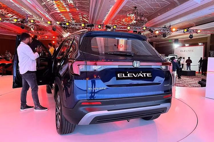 Elevate được phát triển trên cùng một nền tảng của mẫu sedan Honda City thế hệ thứ 5. Mẫu SUV nhỏ gọn mới sẽ sử dụng động cơ xăng 1.5L mới, sản sinh công suất tối đa 121 PS và mô-men xoắn cực đại 145 Nm. Các lựa chọn hộp số bao gồm hộp số sàn 6 cấp và hộp số CVT. 