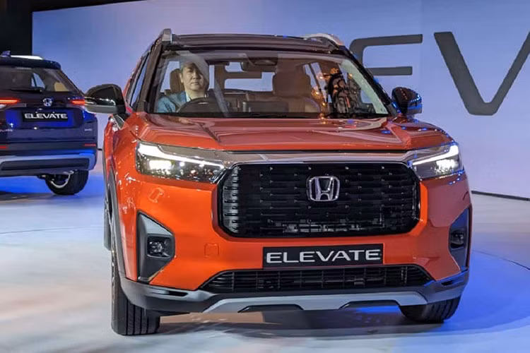 Đằng sau Elevate xuất hiện cụm đèn hậu với tạo hình chữ "L" bên trong giống với "người anh em" Honda WR-V đang bán ở Đông Nam Á. Ngoài ra, xe còn có cánh gió mui và cản sau màu đen với ốp màu bạc phía dưới.